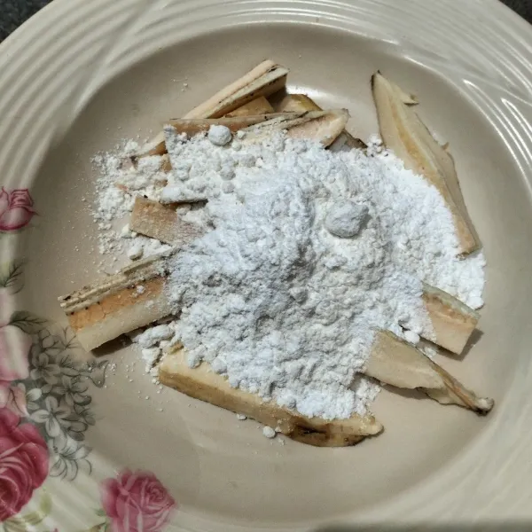 Campurkan terigu, tepung beras, dan garam dengan irisan pisang.
