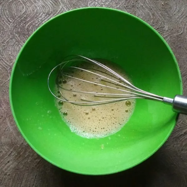 Kocok telur dan gula pasir hingga tercampur rata dan gula larut.