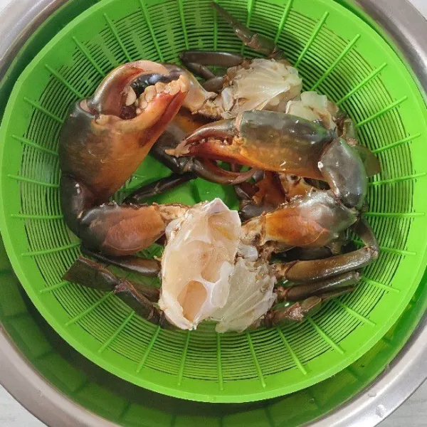 Potong 1 ekor kepiting jadi 2 bagian. Bersihkan dan buang cangkang kepala. Bagian capit yang besar, sedikit dipukul agar bumbu bisa meresap. Cuci bersih dan peraskan jeruk nipis.
