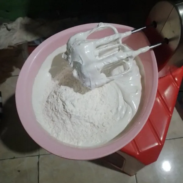 Masukkan tepung terigu dan susu bubuk, mixer dengan kecepatan paling rendah hingga tercampur rata