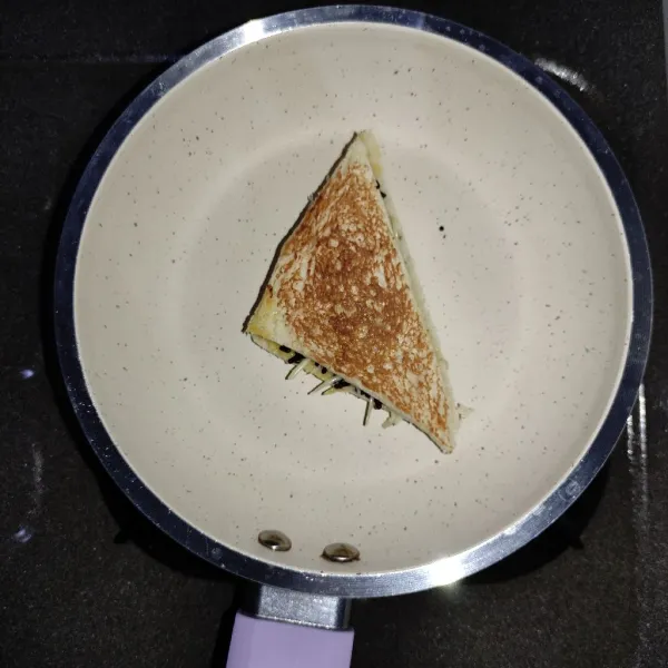 Lalu bakar sampai berubah warna, lakukan sampai bahan roti abis.