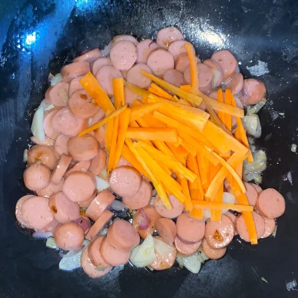 Masukkan wortel, aduk sampai layu.