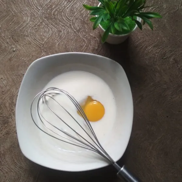 Dalam mangkuk campur susu, gula dan telur, aduk hingga gula larut.