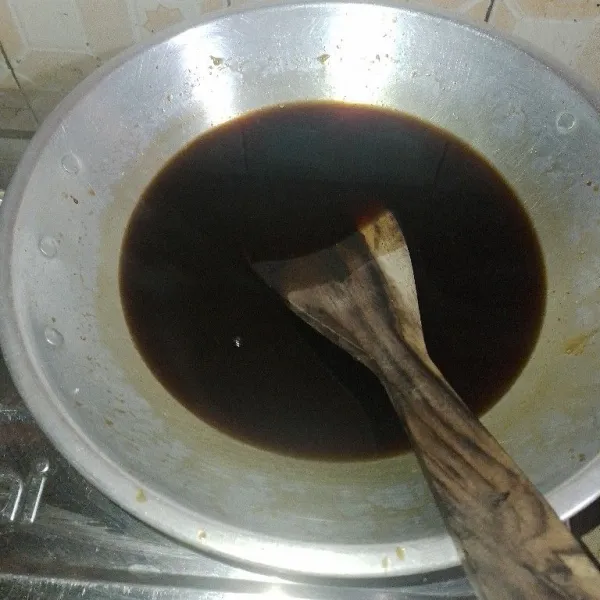 Setelah gula larut, masukkan air secara bertahap, aduk hingga mendidih. Matikan api dan dinginkan