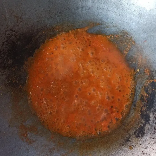 Tumis bumbu halus hingga matang.