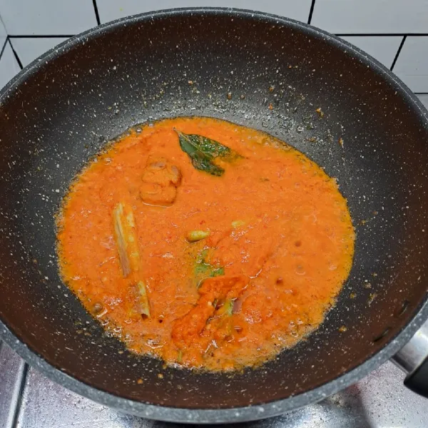 Tumis bumbu halus, serai, lengkuas dan daun salam sampai harum dan benar-benar matang.