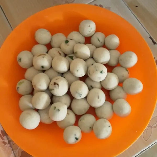 Bulatkan adonan bakso aci, rebus di air panas yang diberi minyak goreng hingga mengapung.