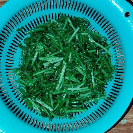Potong tipis-tipis sayur pakis atau sesuai selera, kemudian cuci bersih dengan sedikit garam dan tiriskan.