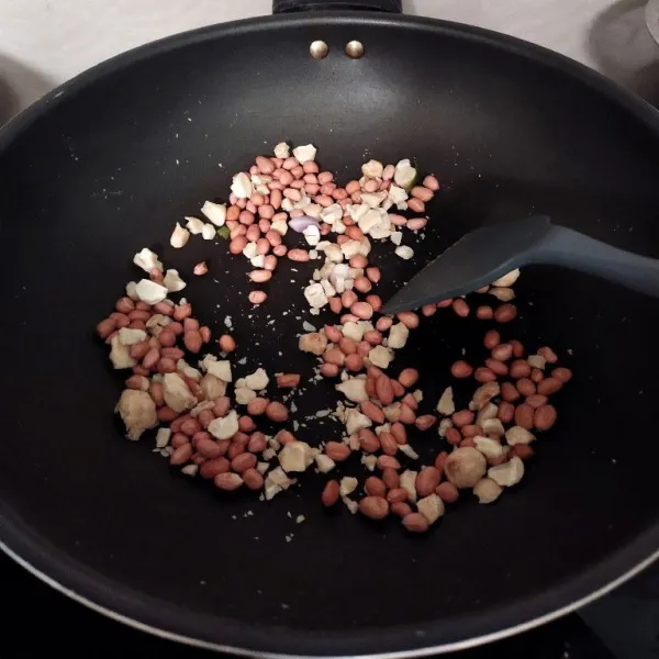 Sangrai kacang tanah dan kemiri.