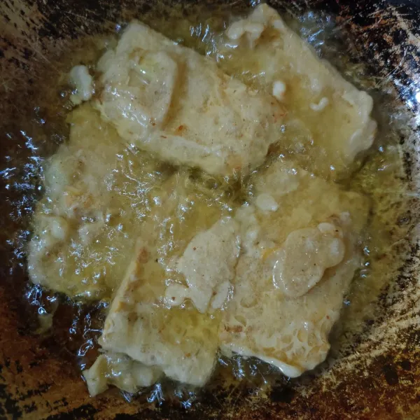 Goreng dalam minyak panas hingga matang.