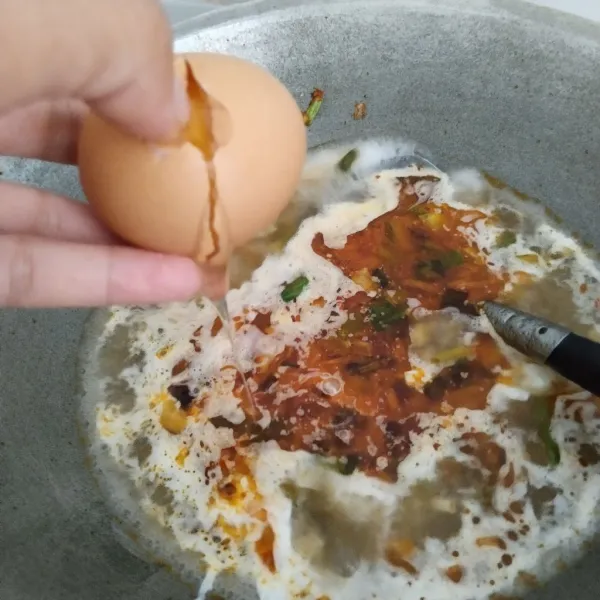 Setelah mendidih, masukkan telur dan aduk.