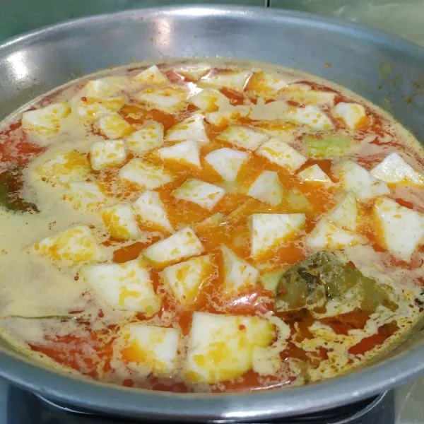 Masukkan waluh, masak hingga empuk.