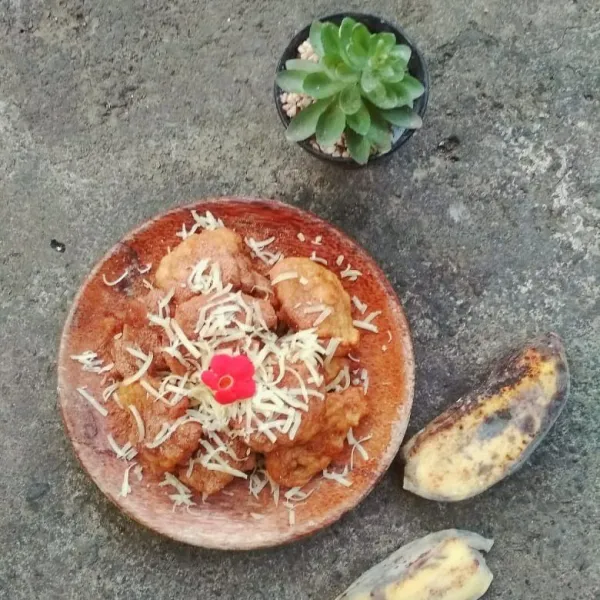 Siapkan piring saji, tata pisang goreng dan tambahkan topping. Sajikan segera.