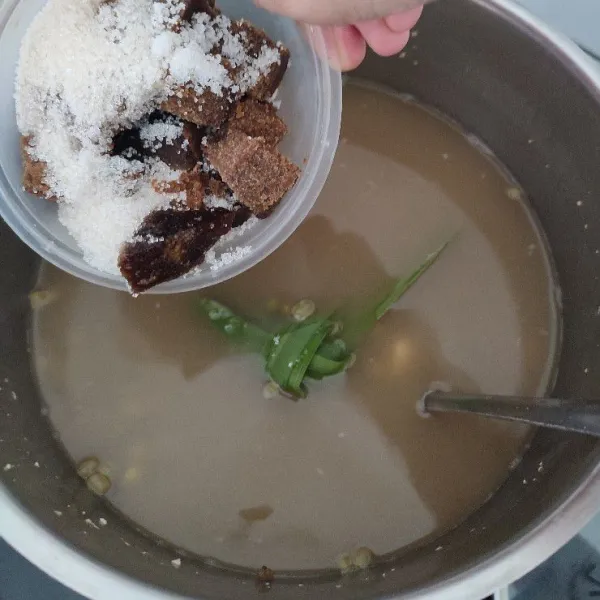 Tambahkan irisan gula merah, garam, gula pasir, daun pandan, dan jahe. Masak hingga gula larut.