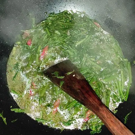 Kalau sudah matang, jangan lupa koreksi rasa. Matikan kompor dan sayur pakis nya siap untuk disajikan. Happy cooking 👋☺️