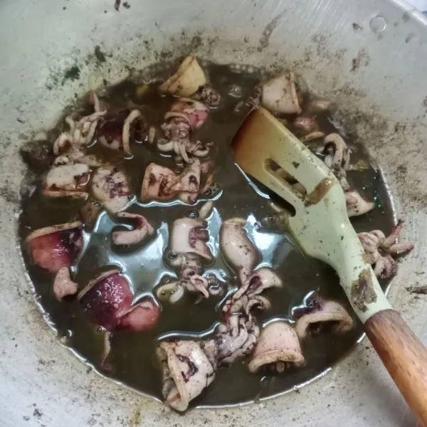 Tuang air, garam dan kaldu bubuk. Masak sampai cumi empuk.