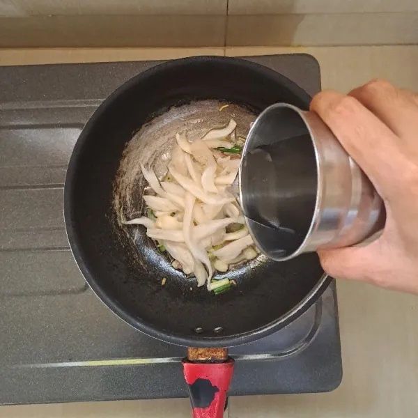 Lalu masukan 300 ml air putih.