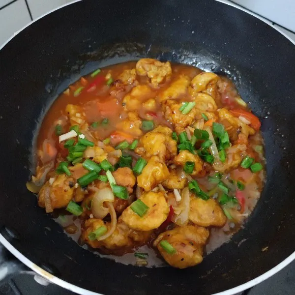Masak hingga saus mengental, tambahkan daun bawang. Aduk rata dan matikan kompor.