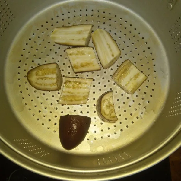 Kukus terong selama 7 menit. Angkat. Sisihkan dahulu.