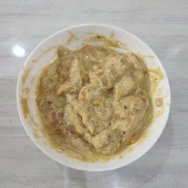 Larutkan tepung serbaguna dengan air, aduk rata. Masukkan ayam, aduk-aduk hingga bumbu menyatu dengan ayam. Sisihkan.