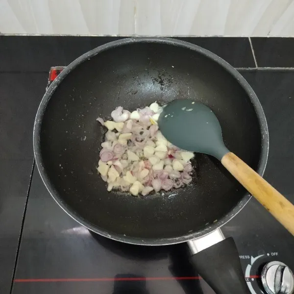 Panaskan sedikit minyak. Tumis bawang merah dan bawang putih hingga harum.