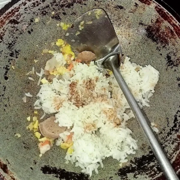 Masukkan nasi, tambahkan lada, kecap kedelai, garam dan kaldu jamur aduk rata.
