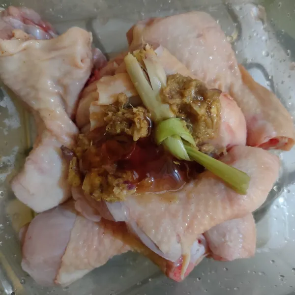 Marinasi ayam dengan bumbu halus, madu dan serai. Aduk hingga tercampur rata, diamkan selama 30 menit atau hingga bumbu meresap.