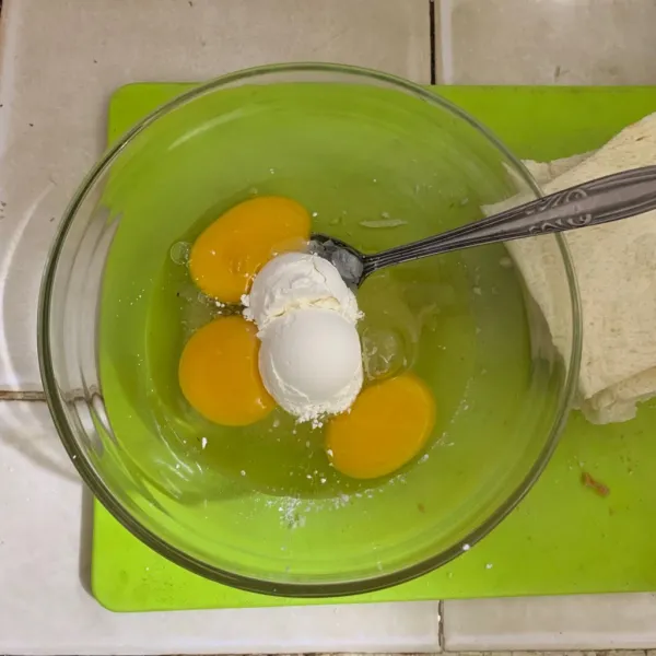 Tambahkan dua butir telur dan satu butir kuning telur. Lalu tambahkan juga tepung maizena