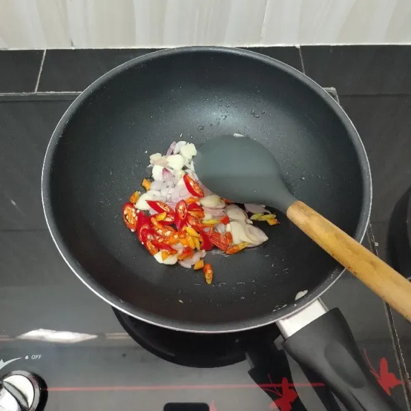 Lalu masukkan cabai besar dan cabai rawit. Tumis hingga layu.
