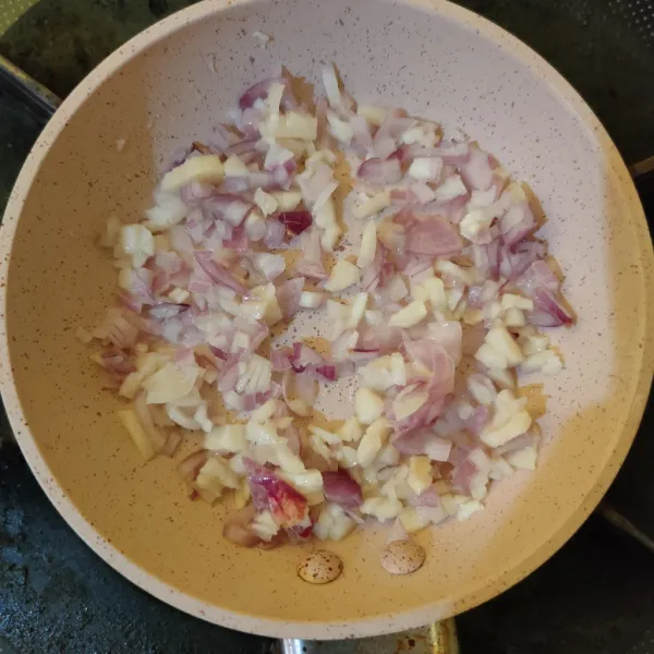 Tumis bawang merah dan bawang putih cincang hingga harum.