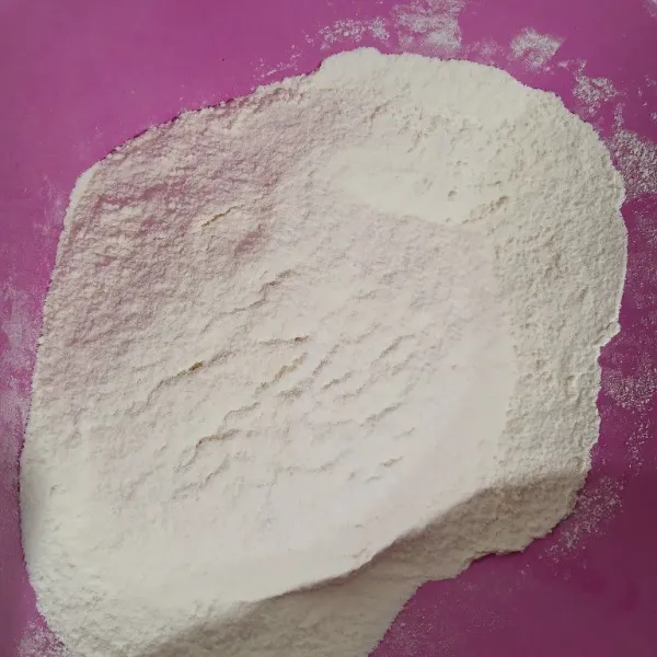 Ayak tepung bersama baking powder dan soda kue, sisihkan.