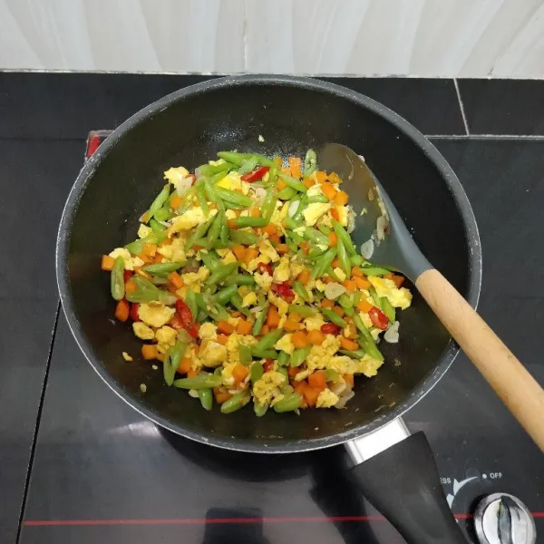 Terakhir, masukkan telur orak-arik dan saus tiram. Aduk rata. Masak hingga bumbu meresap, lalu angkat.