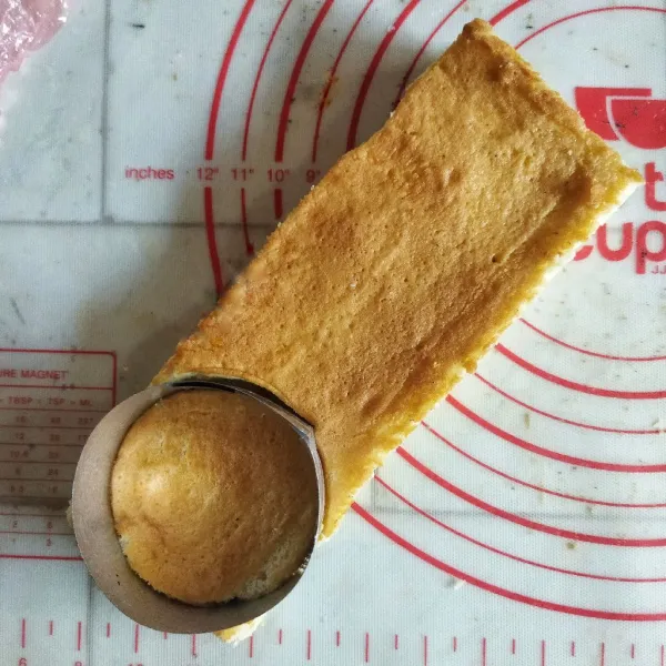 Siapkan sponge cake lalu bentuk bulat dengan menggunakan ring cutter.