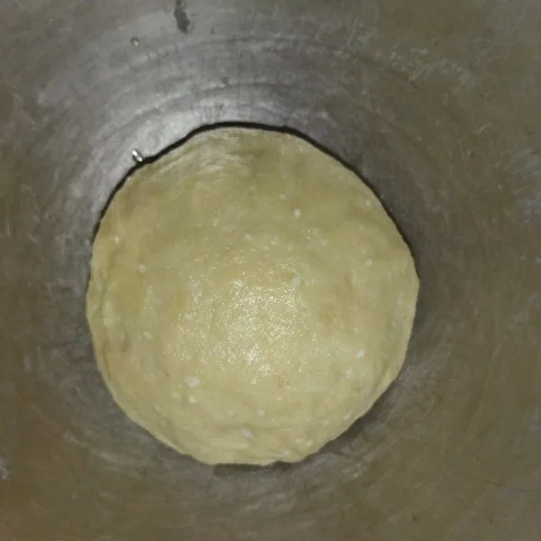 Lalu masukkan air dan minyak goreng ke dalam tepung, aduk rata, uleni hingga adonan tidak lengket di tangan, bulatkan adonan, oles permukaan adonan dengan sedikit minyak goreng, tutup adonan istirahatkan sekitar 15 menit.