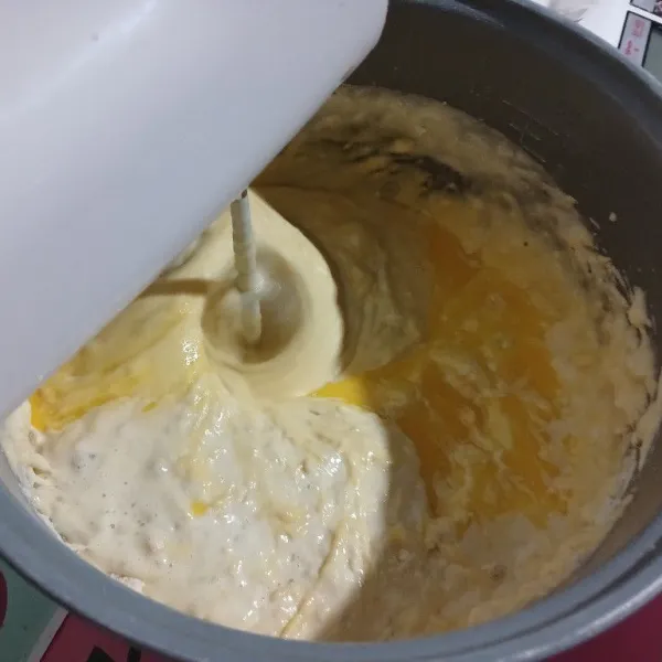 Tambahkan margarin cair, ratakan dengan spatula.