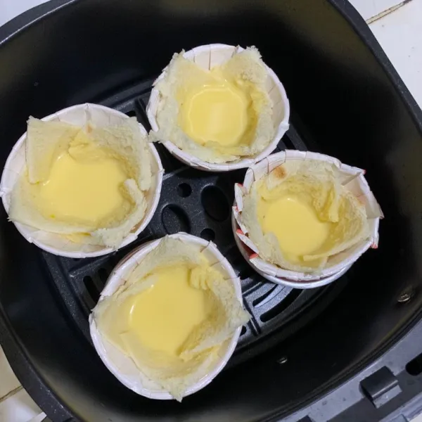 Masak di air fyer eggtart dalam suhu 200 derajat celcius selama 10 menit. Egg tart roti tawar siap disajikan hangat-hangat untuk keluarga