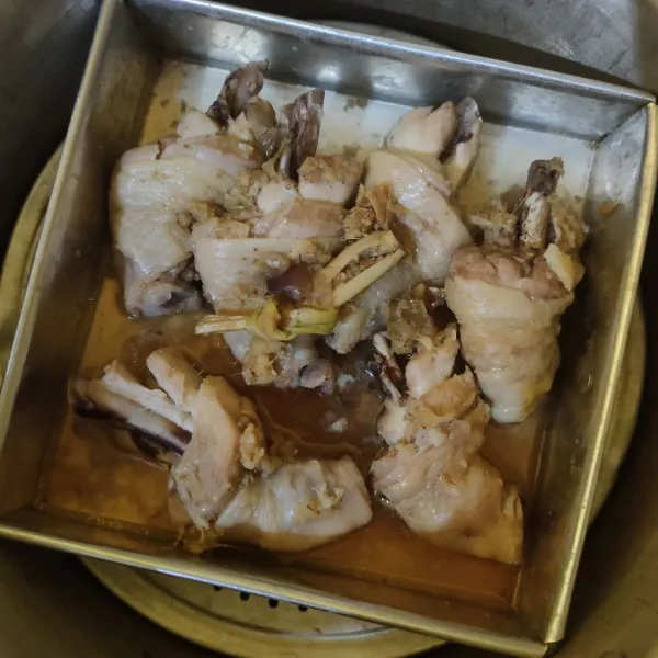 Kukus ayam selama 30 menit.