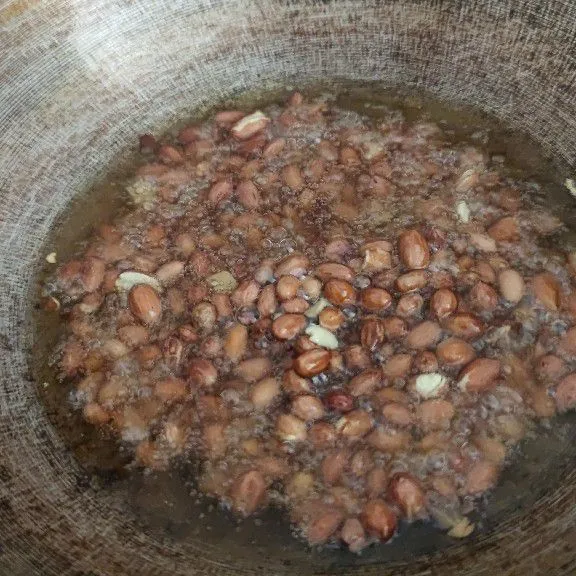 Goreng kacang tanah.