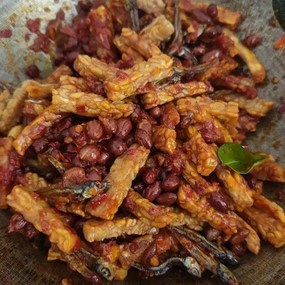 Campurkan kacang tanah, tempe, dan bada dengan cabe kemudian aduk rata dan sajikan.