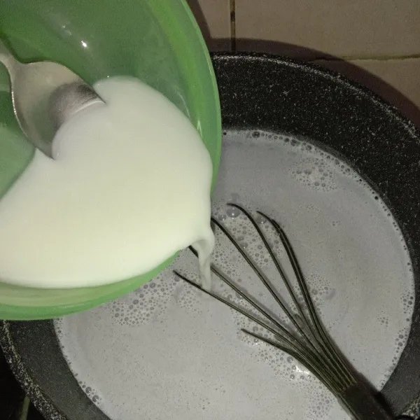 Tuang larutan maizena, aduk-aduk hingga rata.