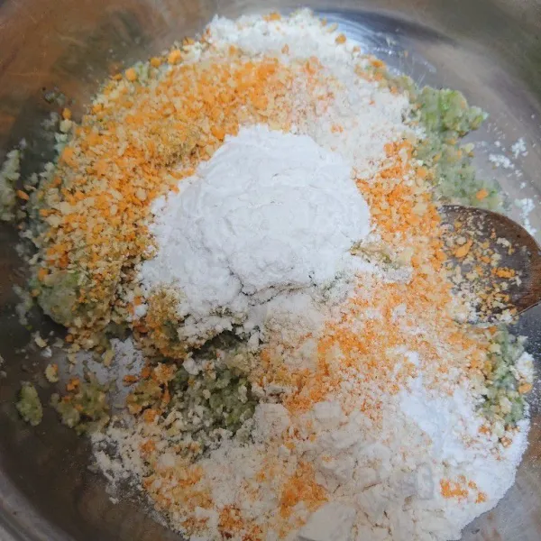 Pindahkan jamur tiram, brokoli, dan bawang putih yang sudah halus ke dalam baskom. Kemudian tambahkan tepung panir, tepung terigu, dan tepung tapioka. Aduk rata