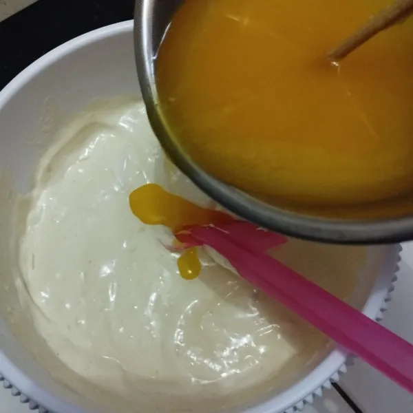 Masukkan margarin leleh, aduk balik perlahan menggunakan spatula. Pastikan tidak ada margarin yang masih mengendap di dasar wadah