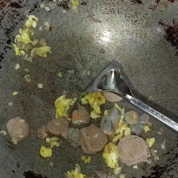 Tumis bumbu dasar putih dengan minyak secukupnya hingga harum masukkan sisa kocokan telur, udang dan bakso aduk rata.