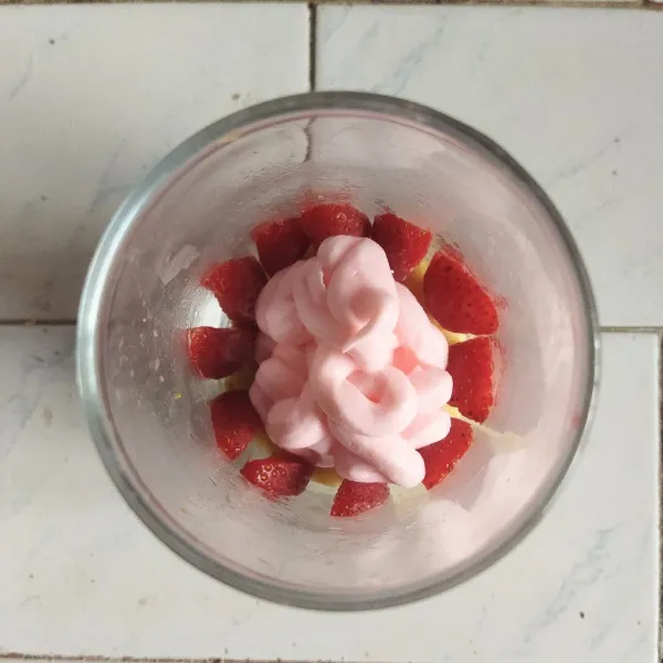Semprotkan whipped cream di atas strawberry tadi hingga terutup rata.