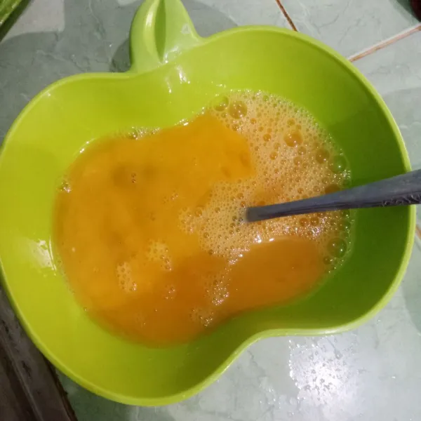 Kocok lepas telur bersama garam, lada dan kaldu bubuk.