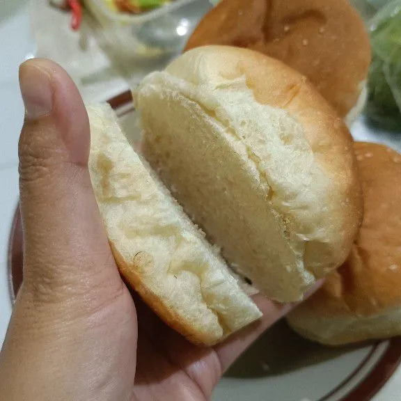 Belah roti burger menjadi 2 bagian.