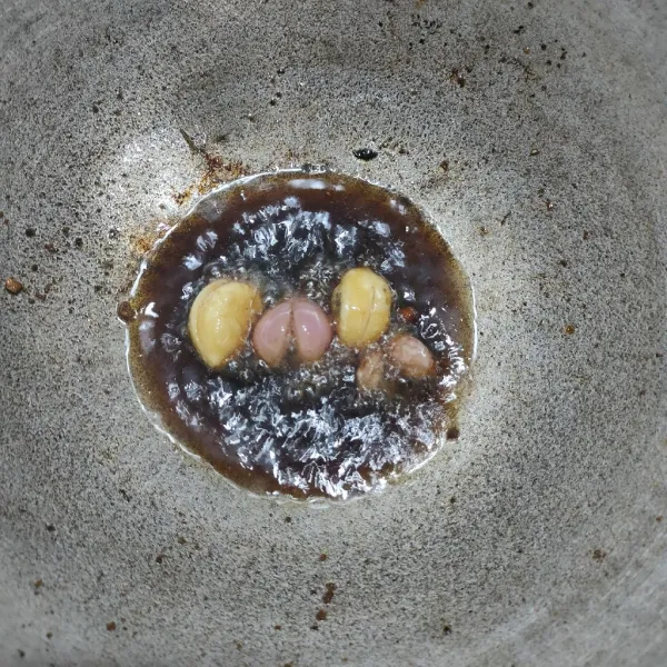 Goreng bawang merah dan bawang putih hingga layu.