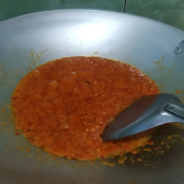 Tumis sambal hingga harum dan matang dengan api kecil.