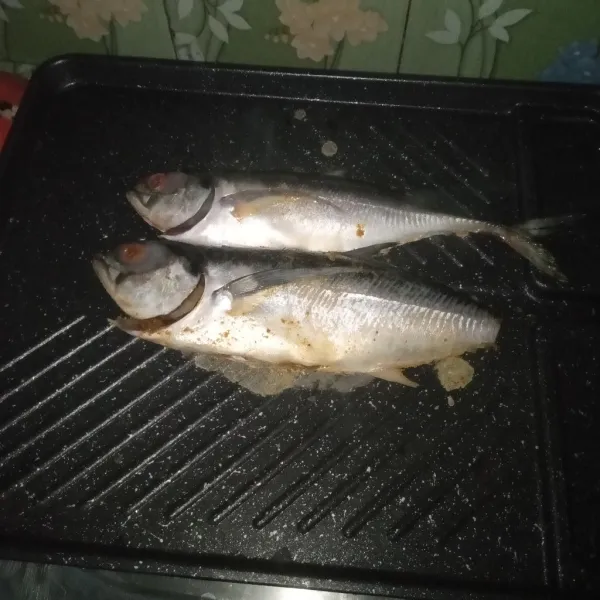 Panggang ikan bolak-balik.