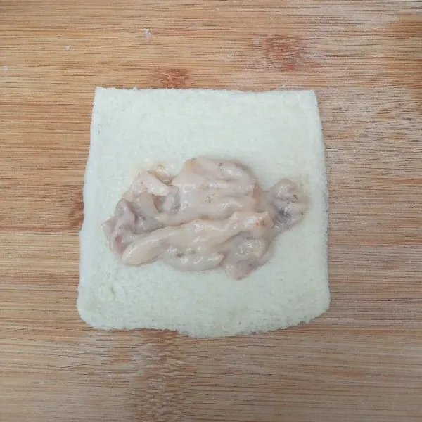Masukkan campuran ayam tadi, lalu lipat kanan dan kirinya ke dalam.